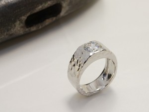旧枠と完成画像、ダイヤモンド、リフォーム、婚約指輪リフォーム、２ｃｔアップ、槌目、メンズリング