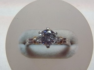 メモリアルリング、ジュエリーリフォーム、ダイヤモンド、昔の婚約指輪