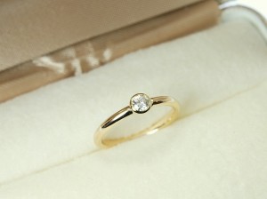 ダイヤモンド、ｋ１８、ギフト、プレゼント、文字いれ、引っ掛かりがない指輪、シンプルリング