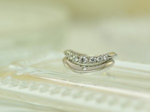 オーダーメイドジュエリー、ハーフエタニティー、婚約指輪、ブライダルリング、ダイヤモンド、波形リング、重ね着け、