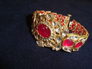マハラジャ　宝石　ジュエリー　バングル　ルビー　金　ダイアモンド　七宝　金箔　銀箔　インド　１６世紀