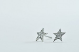 大阪　なんば　ジュエリー　ライブス　K18WG ダイアモンド0.08ct スターパヴェピアス (CI-P004)