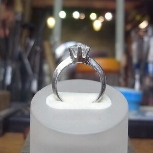 なんば　リング　ライブス　ジュエリー　工房　リフォーム　エンゲージリング　プラチナ　ダイアモンド　カスタム　鬼爪リング　アフターダイア　加工前　加工後　ティファニー　メレダイア　彫り留め　マリッジリング